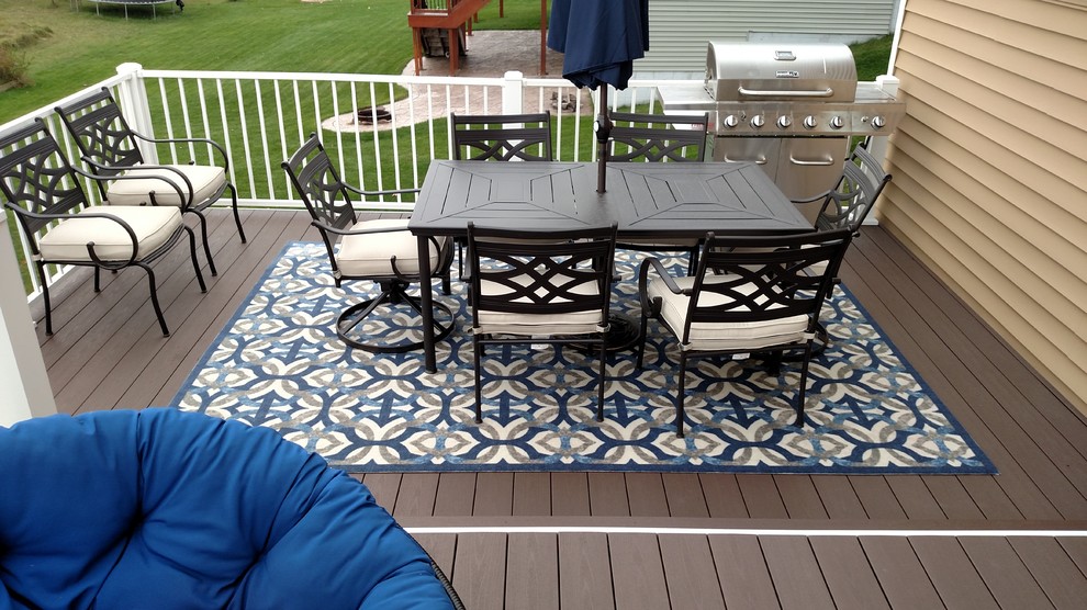 Inspiration for a transitional deck remodel in Minneapolis