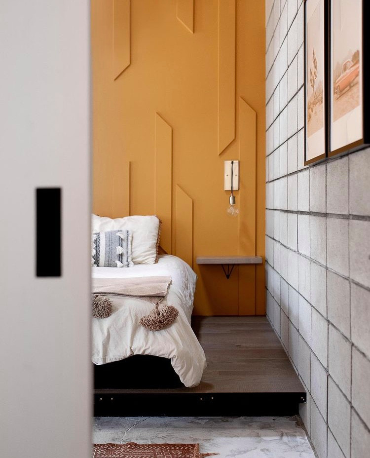 Свежая идея для дизайна: гостевая спальня среднего размера, (комната для гостей) в стиле модернизм с желтыми стенами, бетонным полом, белым полом, сводчатым потолком и панелями на части стены - отличное фото интерьера