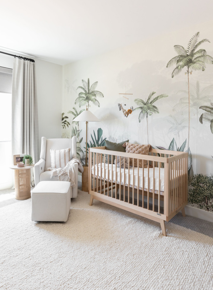 Cette photo montre une chambre de bébé neutre moderne avec un mur blanc, moquette, un sol beige et du papier peint.