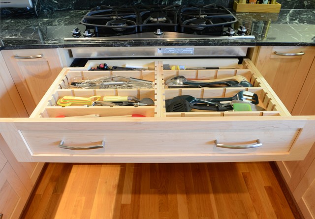 Crystal Cabinets- Contemporary Styled Kitchen contemporaneo-cucina