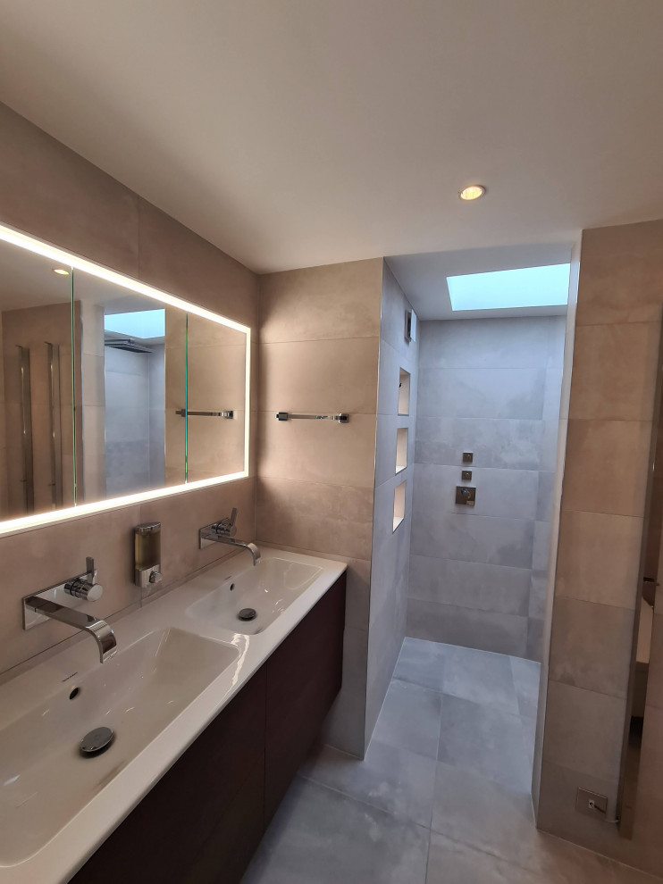 Idée de décoration pour une grande salle de bain minimaliste avec un mur blanc, un sol en carrelage de porcelaine, un sol beige et un plafond décaissé.