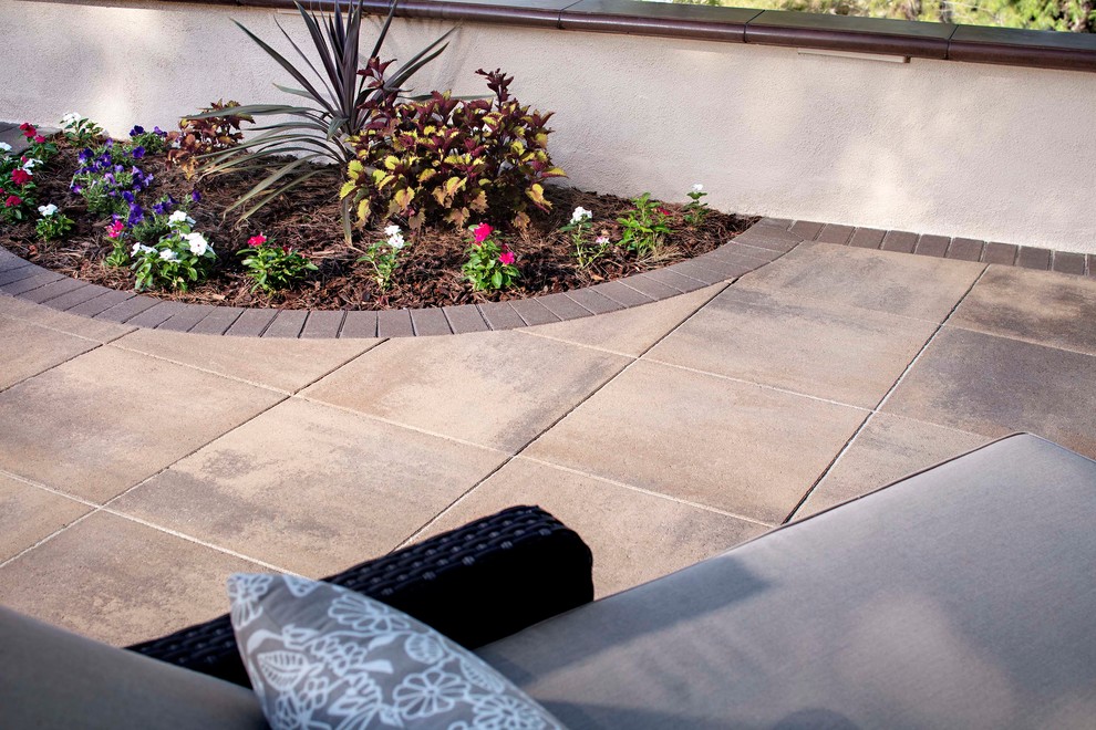 Design ideas for a large traditional backyard patio in Los Angeles with concrete pavers.