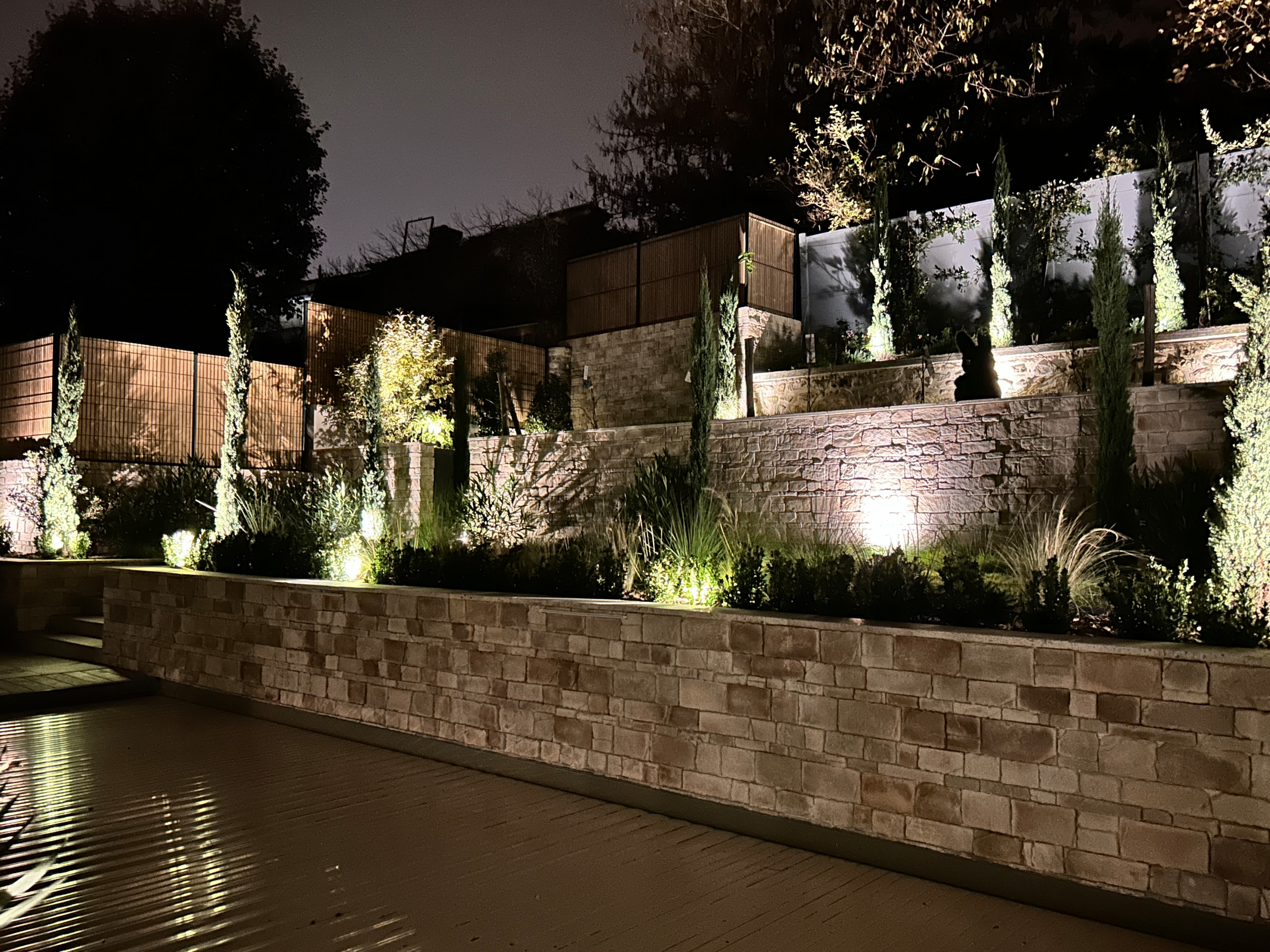 Un jardin en pente d'ambiance méditerranéenne