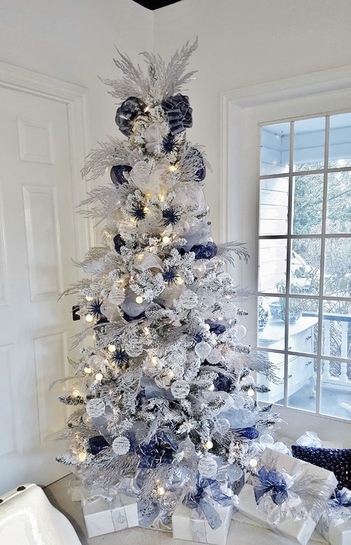 How to Decorate Your First Christmas Tree