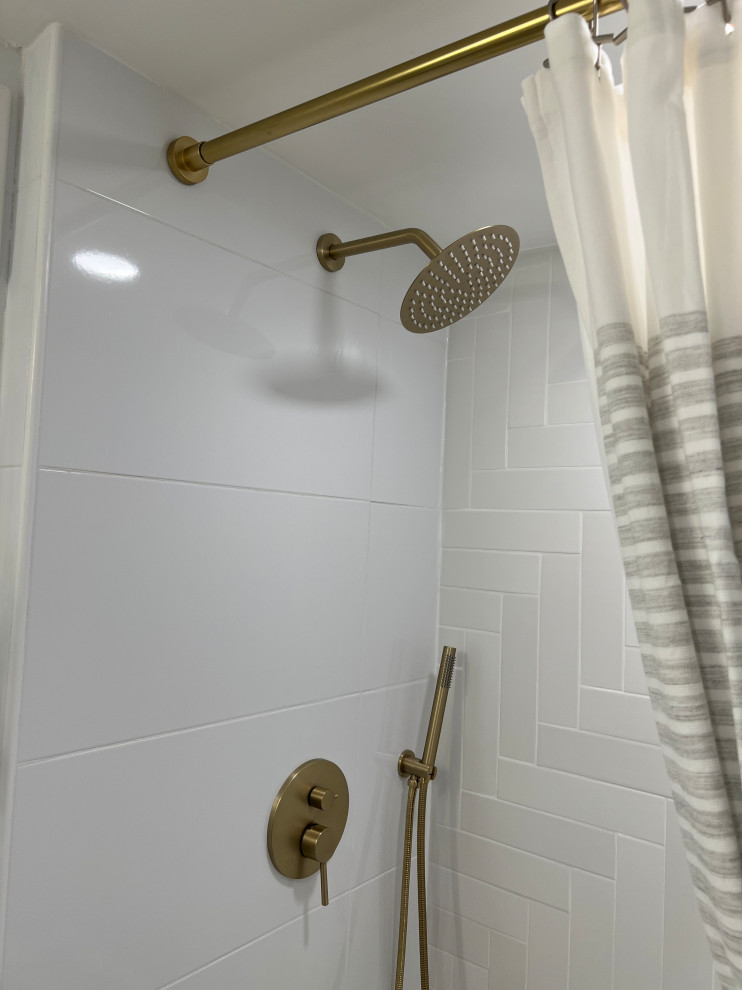 Babylon, NY - Shared Bathroom