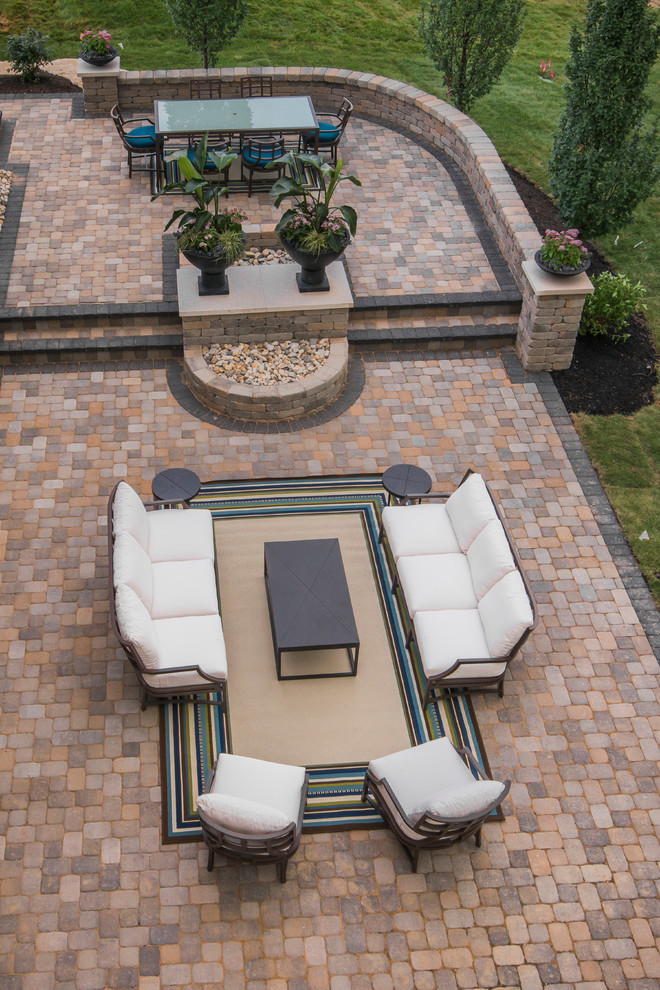 Inspiration for a modern patio in Columbus.