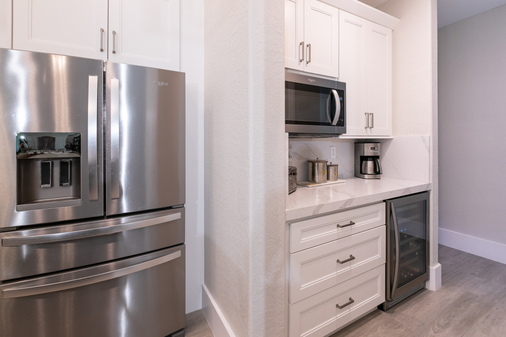 Transitional home design photo in Miami