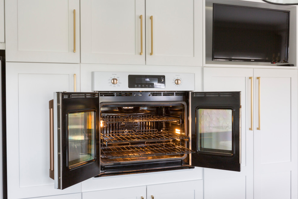 Example of a transitional kitchen design in Cincinnati