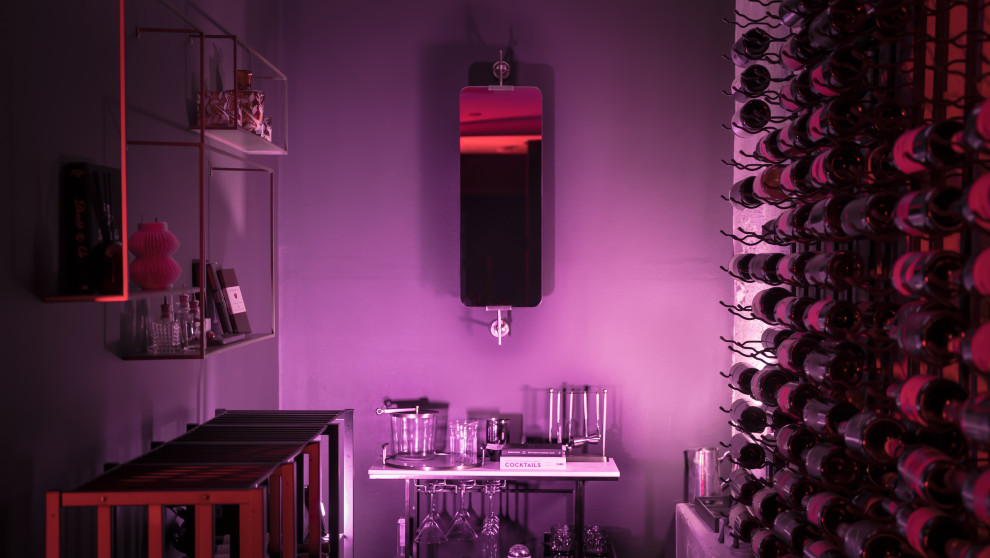 Idée de décoration pour une cave à vin minimaliste de taille moyenne avec un sol en carrelage de porcelaine, un présentoir et un sol noir.