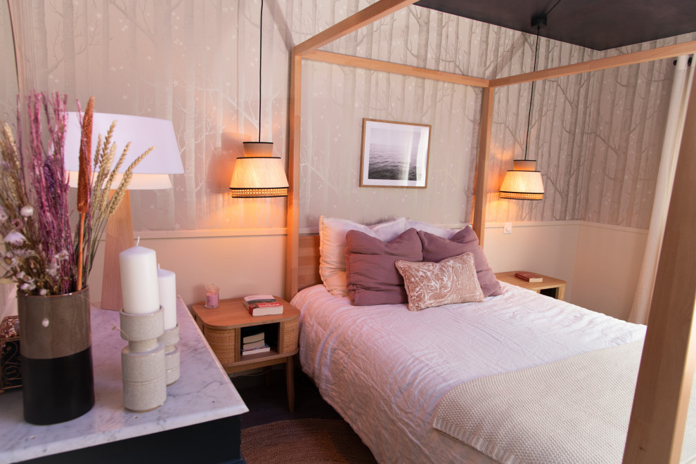Kleines Modernes Hauptschlafzimmer ohne Kamin mit beiger Wandfarbe, braunem Holzboden, braunem Boden, gewölbter Decke und Tapetenwänden in Nantes