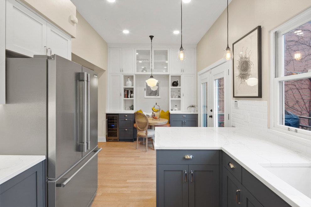 Kitchen - transitional kitchen idea in Chicago