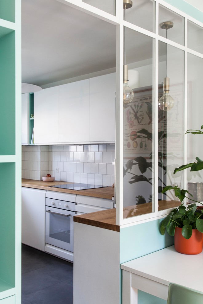 Idées déco pour une cuisine ouverte moderne en U avec un évier 1 bac, un placard à porte affleurante, des portes de placard blanches, un plan de travail en bois, une crédence blanche, une crédence en céramique, un électroménager blanc, parquet clair, aucun îlot, un sol beige et un plan de travail beige.