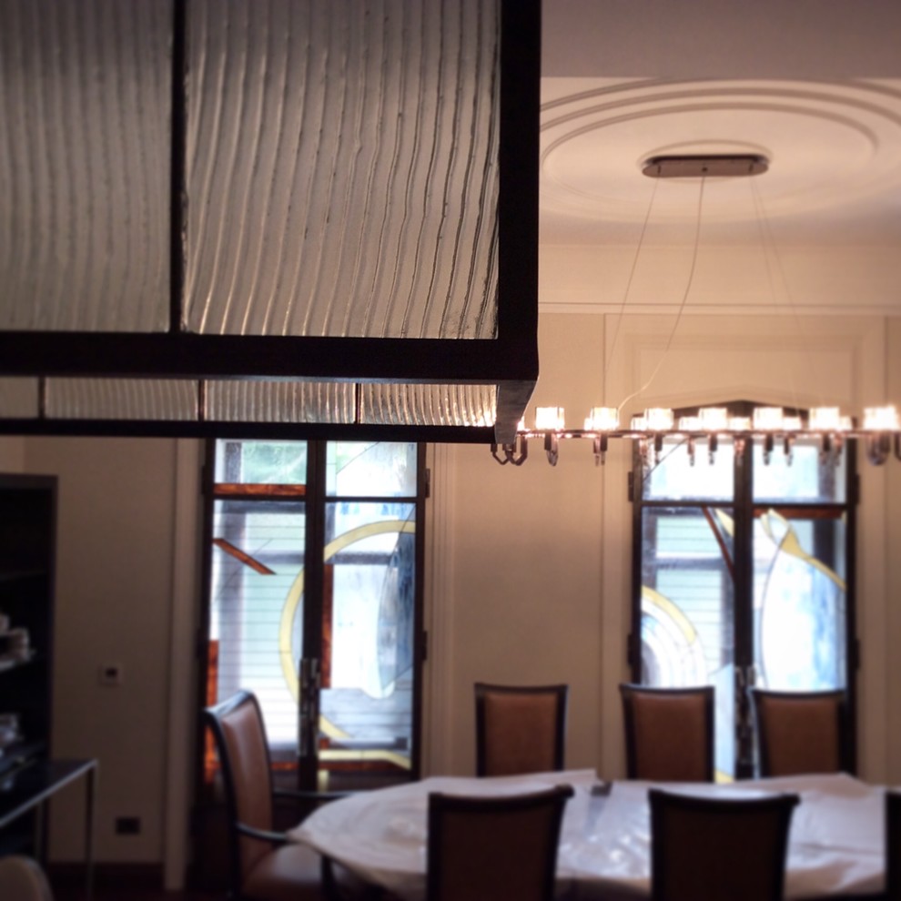 Вытяжка и витражные ставни. . Каркасы из чёрного металла с декоративным покрытием