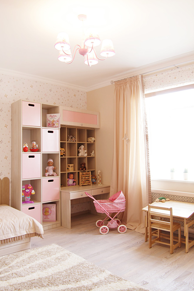 Transitional kids' room in Other with beige walls, light hardwood floors and beige floor for kids 4-10 years old and girls.