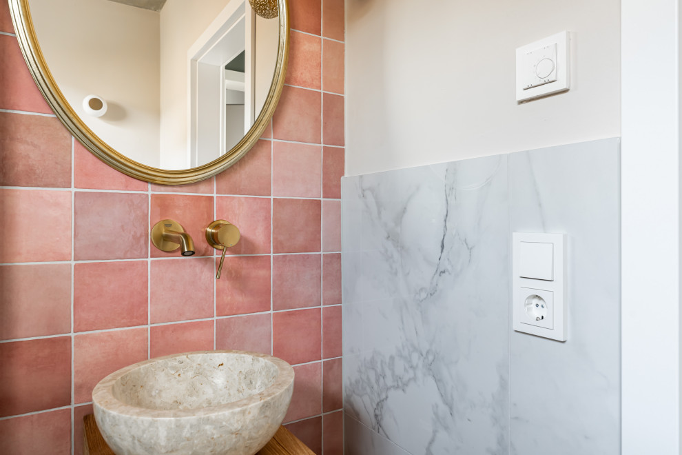 Exemple d'un petit WC suspendu moderne en bois brun avec un placard sans porte, un carrelage rose, des carreaux de céramique, un mur beige, un sol en carrelage de céramique, une vasque, un plan de toilette en bois, un sol beige, un plan de toilette marron et meuble-lavabo sur pied.