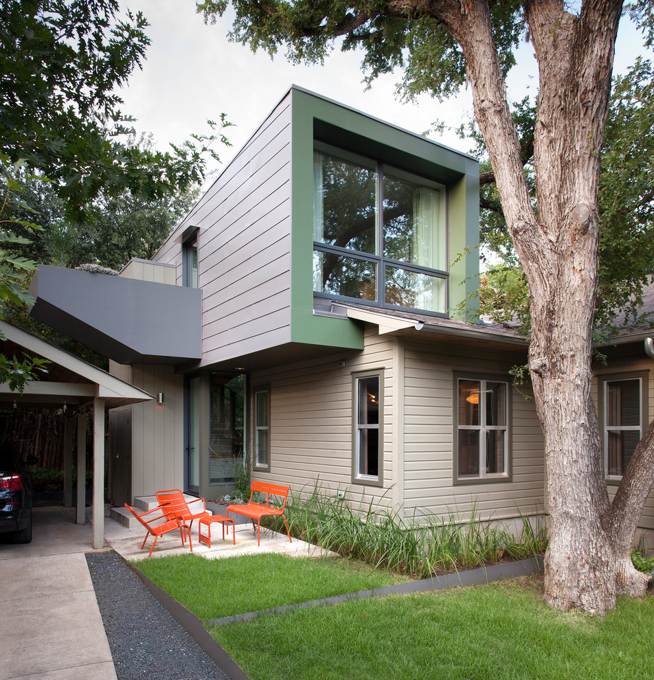 Photo of a small modern two-storey house exterior in Austin.