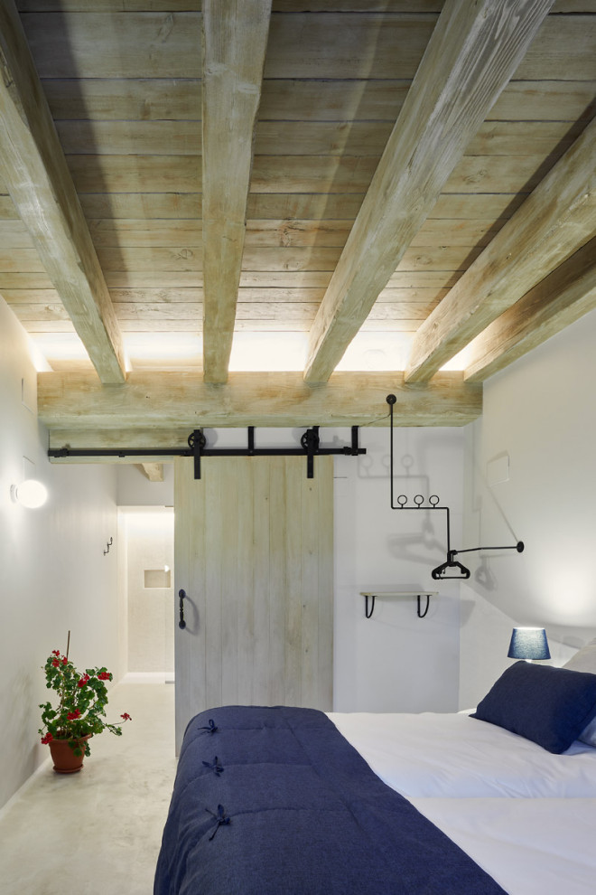 На фото: спальня в стиле кантри с белыми стенами, бежевым полом и деревянным потолком с