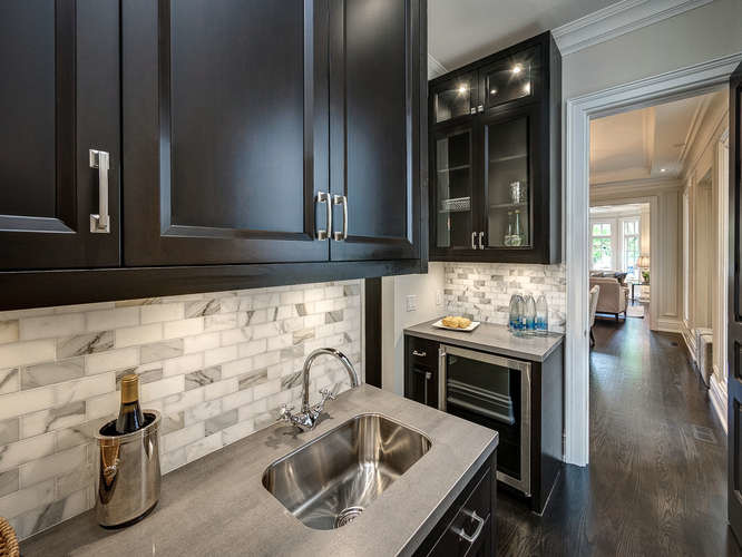 Transitional kitchen photo in Toronto