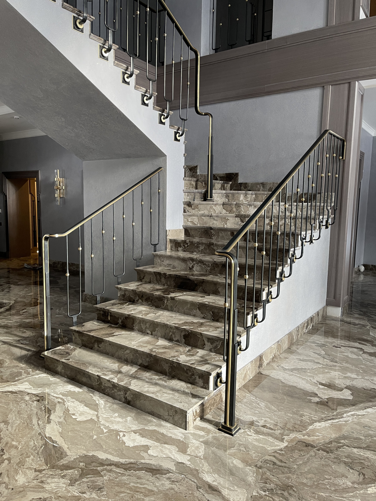 Лестничное ограждение из стали и латуни