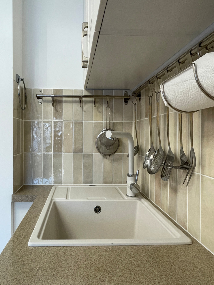 Idee per una stanza da bagno tradizionale di medie dimensioni con ante con riquadro incassato, ante beige, pavimento in gres porcellanato e pavimento multicolore