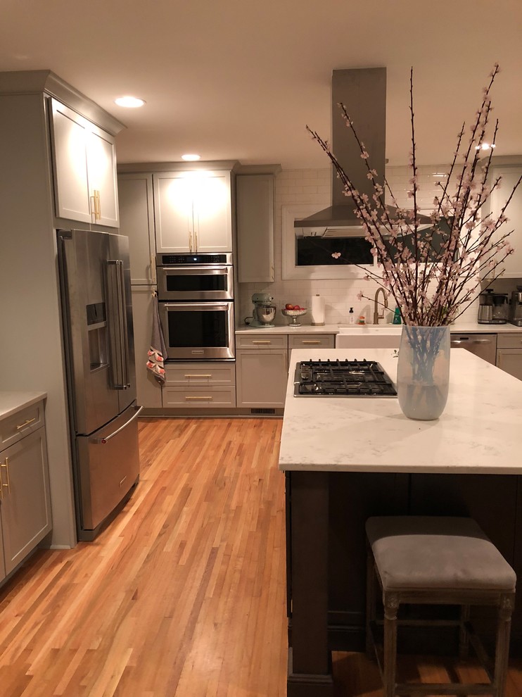 Kitchen - transitional kitchen idea in Charlotte