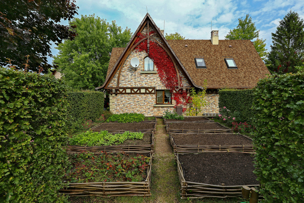 This is an example of a country partial sun garden for summer in Moscow with a vegetable garden.