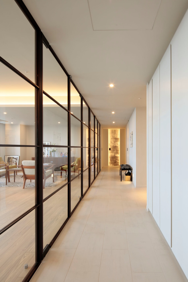 На фото: большой коридор в стиле модернизм с белыми стенами, полом из керамической плитки, бежевым полом, потолком с обоями и обоями на стенах с