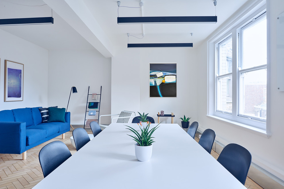 This is an example of a contemporary dining room in Hamburg.