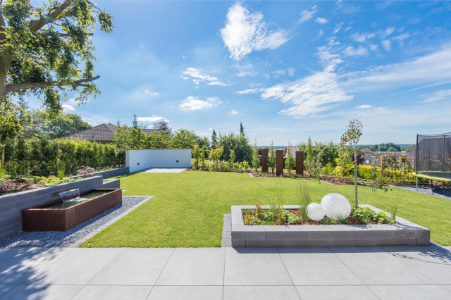 Gro&szlig;fl&auml;chiger Garten mit Brunnen deck