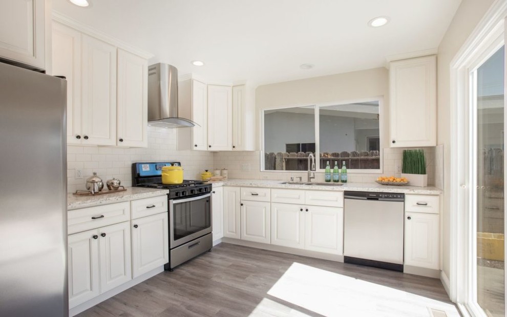 Kitchen - transitional kitchen idea in Sacramento