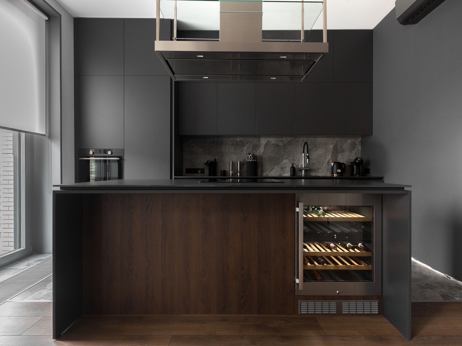 Остров с встроенным винным шкафом
