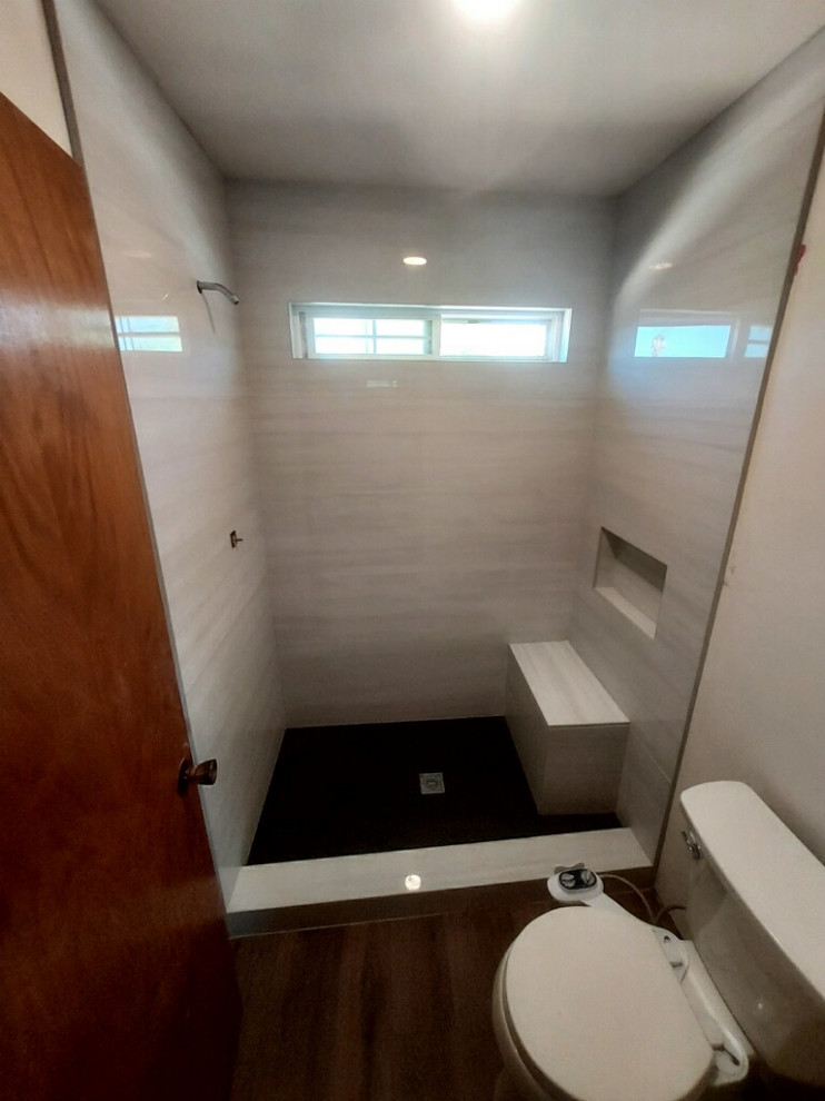 На фото: маленькая ванная комната с открытым душем, биде, керамической плиткой, полом из винила, накладной раковиной и открытым душем для на участке и в саду