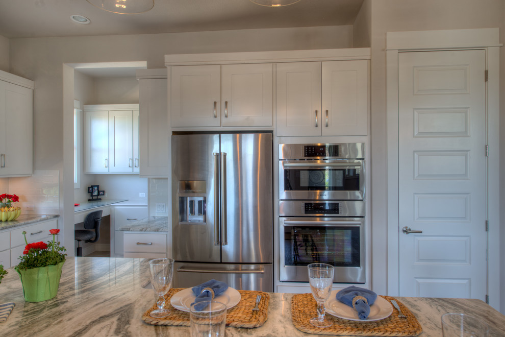 Transitional eat-in kitchen photo in Austin with stainless steel appliances and an island