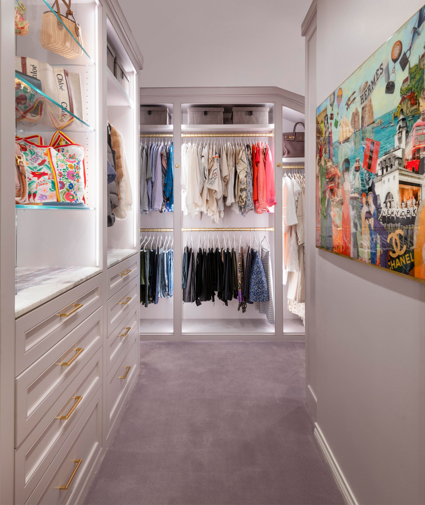 Bild på ett litet vintage walk-in-closet för kvinnor, med heltäckningsmatta, lila golv, öppna hyllor och vita skåp