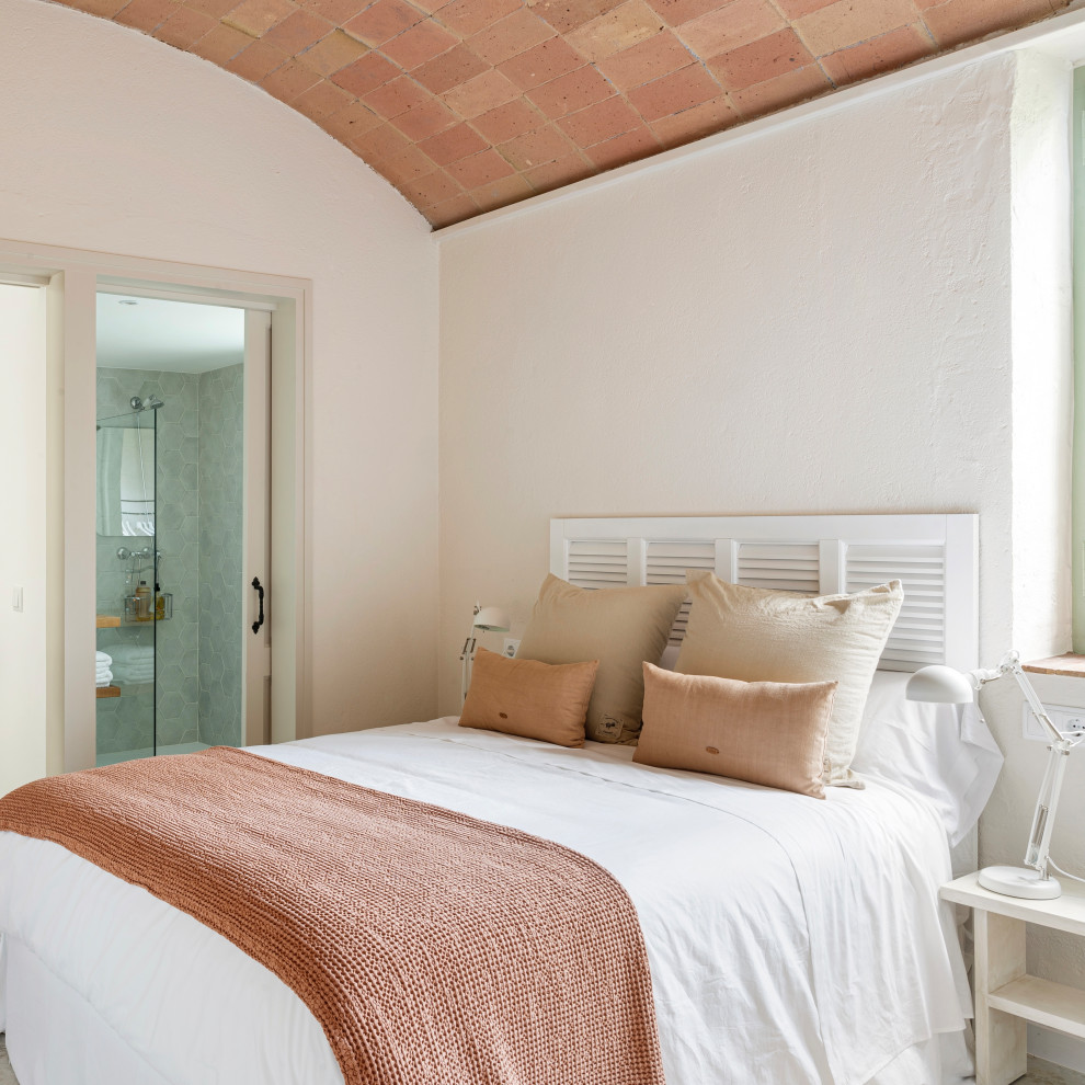 Mediterranes Schlafzimmer mit weißer Wandfarbe und gewölbter Decke