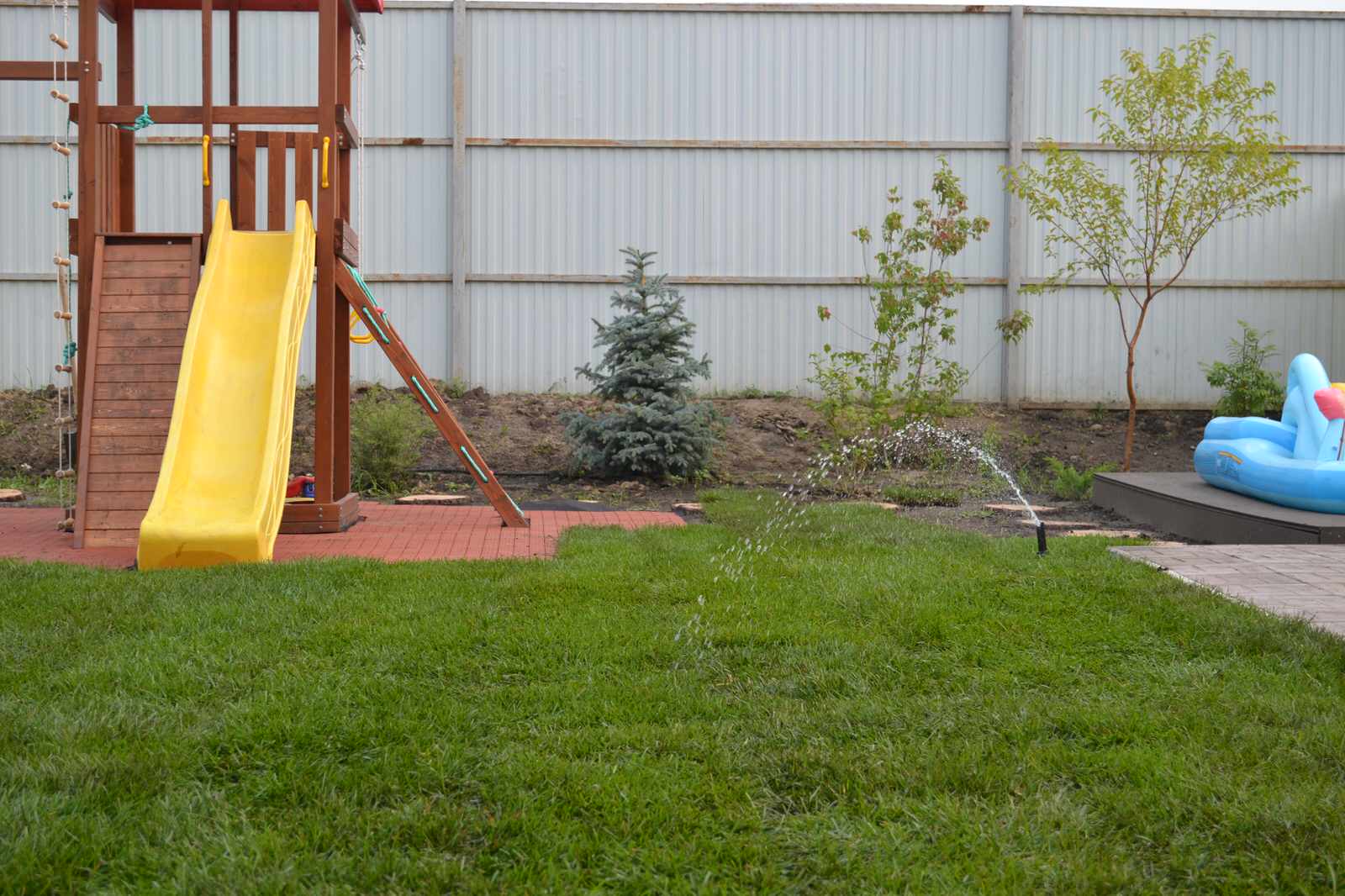 Минималистичный сад при таунхаусе