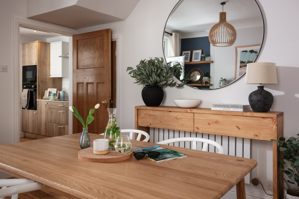Свежая идея для дизайна: гостиная-столовая среднего размера в скандинавском стиле с серыми стенами, паркетным полом среднего тона, печью-буржуйкой и коричневым полом - отличное фото интерьера