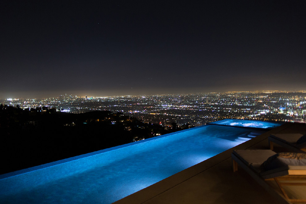 Photo of a modern pool in Los Angeles.