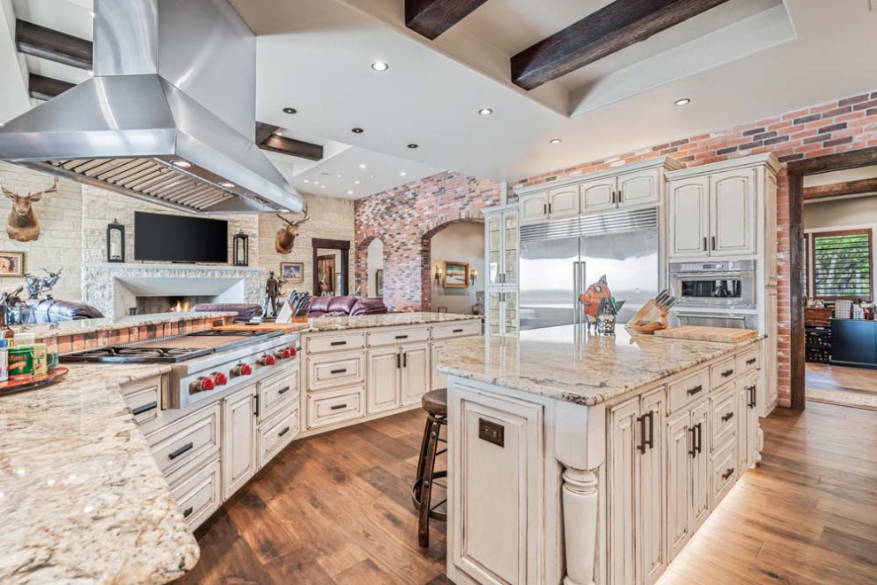 Mountain style home design photo in Austin
