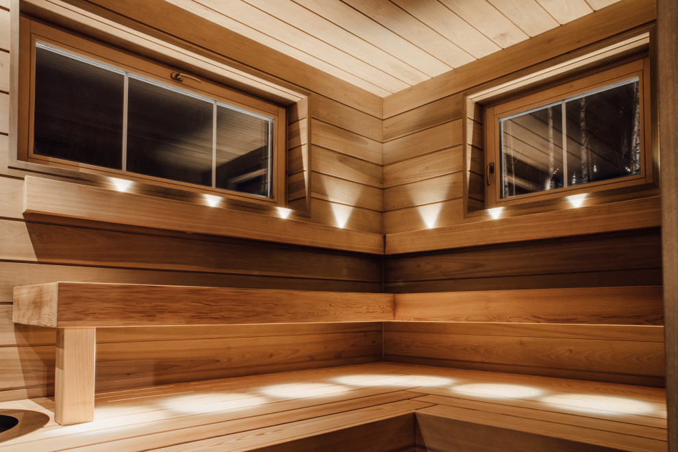 Деревянные окна в бане со шпросами.