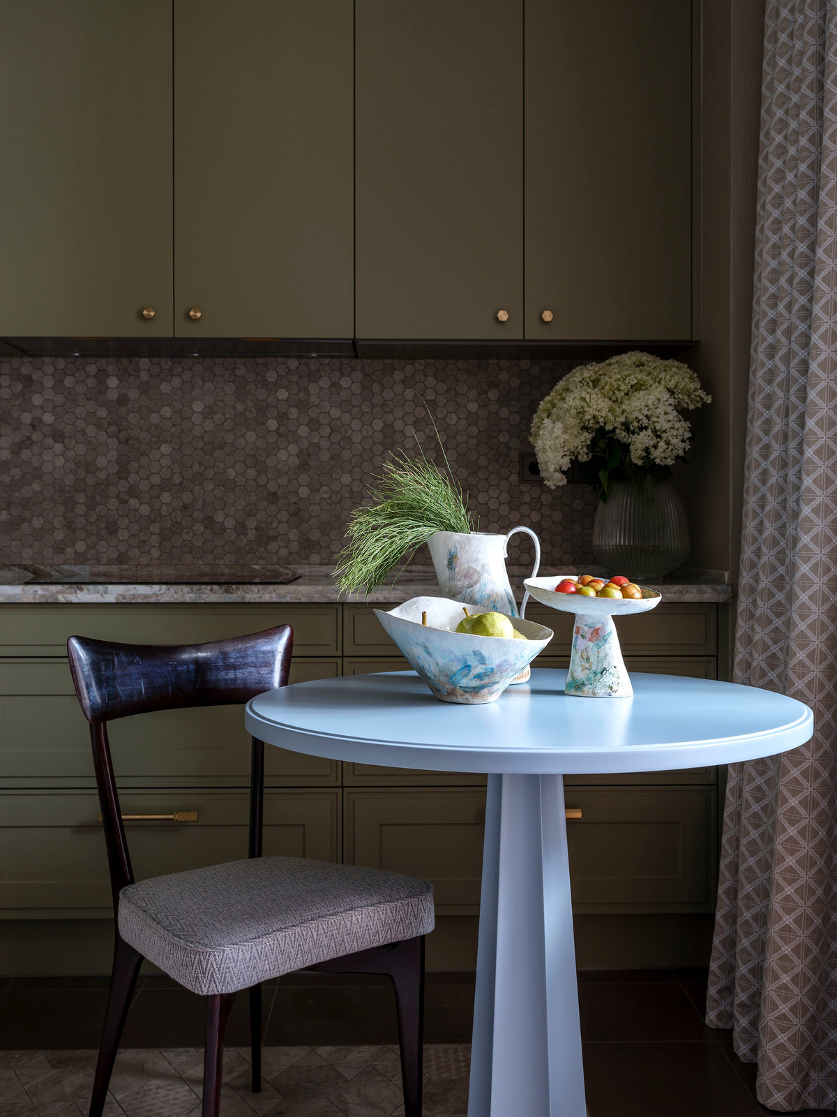 С московским характером. Мрамор.