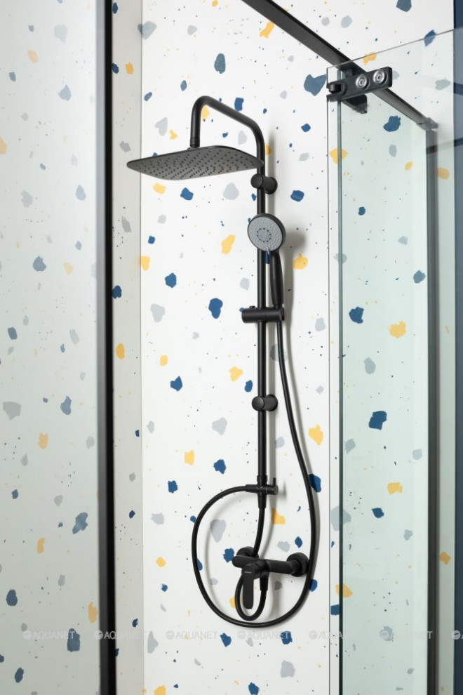 Яркая ванная комната для загородного дома