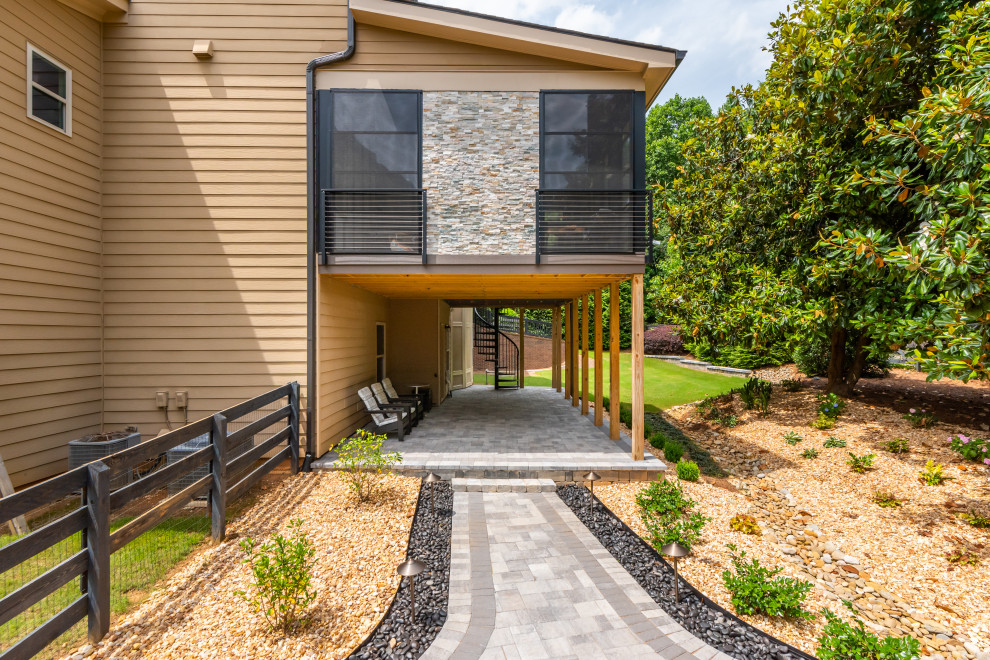 Foto di una terrazza minimalista di medie dimensioni, dietro casa e al primo piano con un caminetto, un tetto a sbalzo e parapetto in cavi