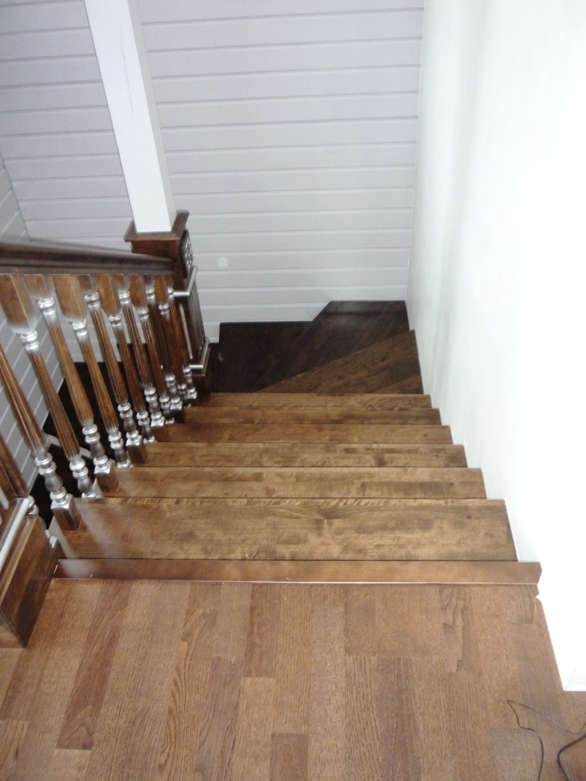 Лестница в коттедже из клееного бруса.