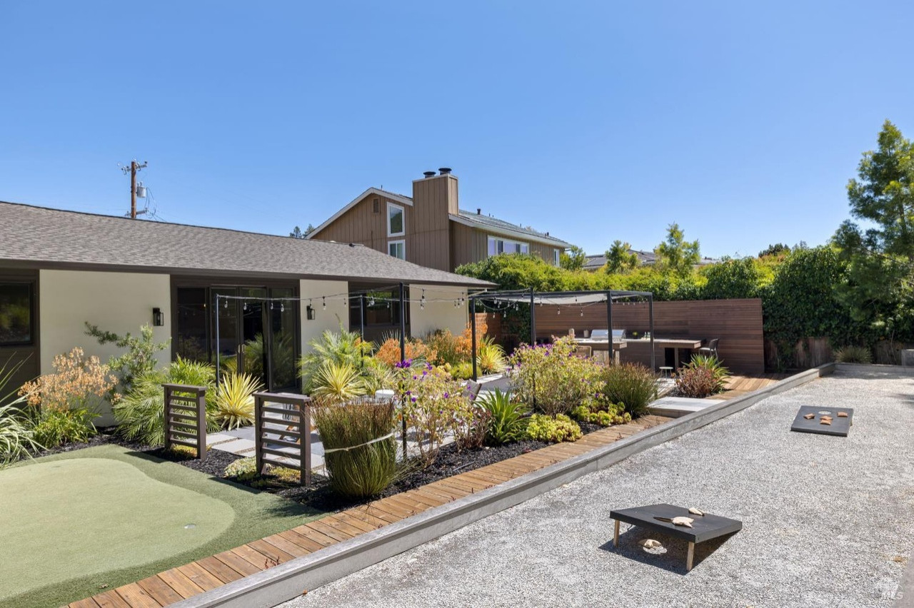 Contemporary Luxe Backyard