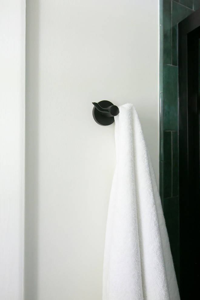 Стильный дизайн: маленькая ванная комната в стиле неоклассика (современная классика) с угловым душем, унитазом-моноблоком, белой плиткой, полом из керамогранита, консольной раковиной, душем с раздвижными дверями, белой столешницей, нишей, тумбой под одну раковину и напольной тумбой для на участке и в саду - последний тренд