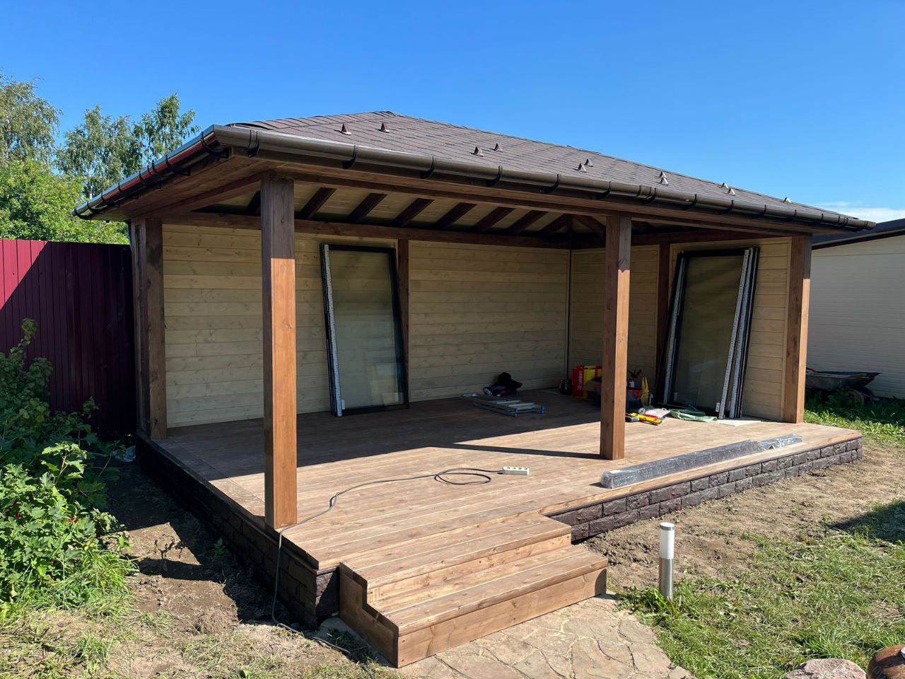 Остекленная беседка с модульным барбекю комплексом