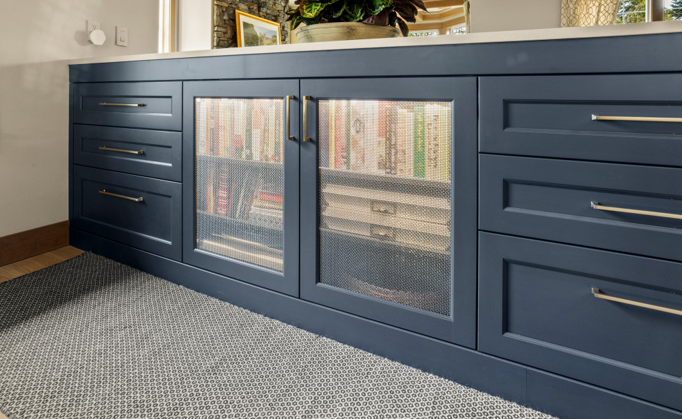 Example of a transitional home design design in Seattle
