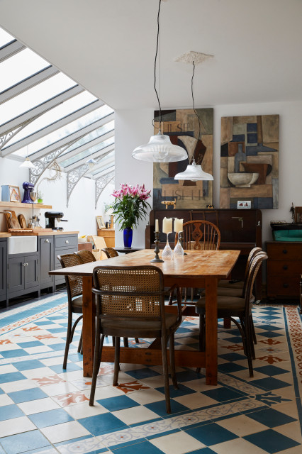 Loft conversion and Extension with Ground Floor Refurbishment in Wimbeldon eclectico-comedor