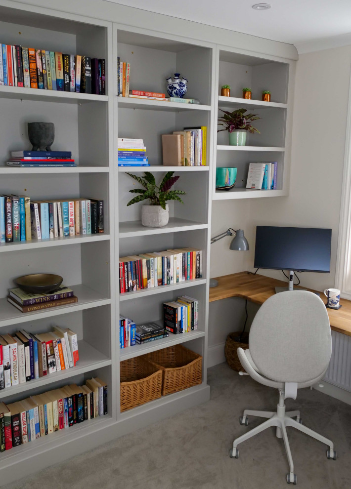 Kleines Modernes Arbeitszimmer mit Arbeitsplatz, weißer Wandfarbe, Teppichboden, Einbau-Schreibtisch und grauem Boden in Hampshire